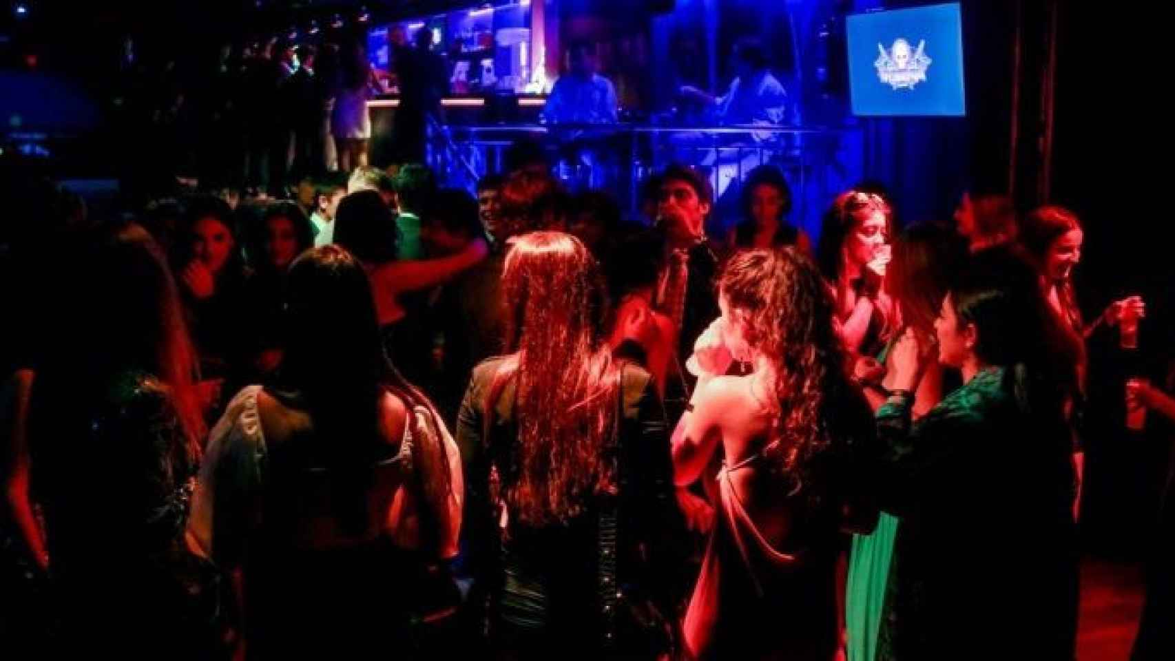 Interior de una discoteca con múltiples usuarios