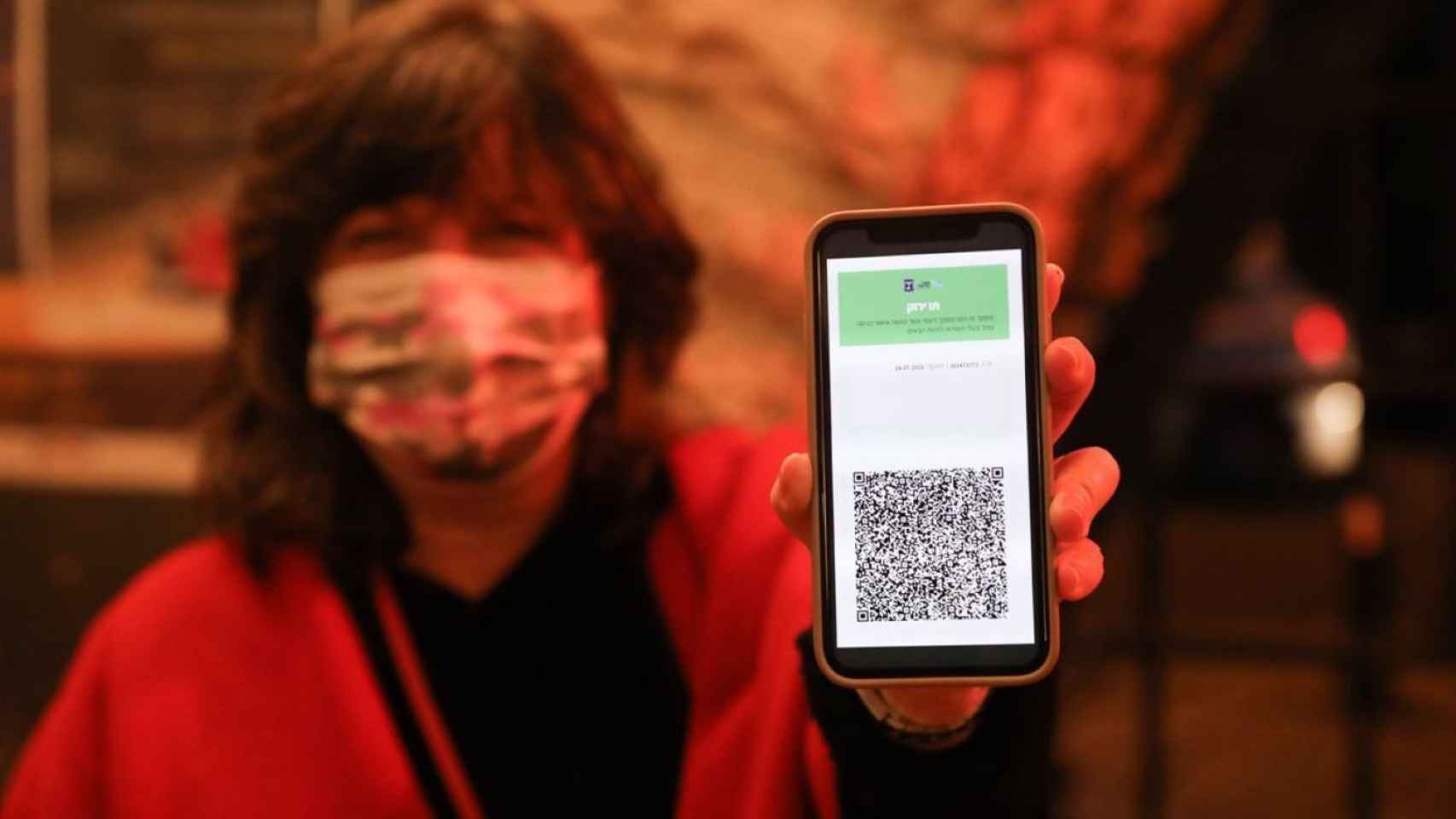 Una usuaria muestra su certificado Covid con el QR descargado