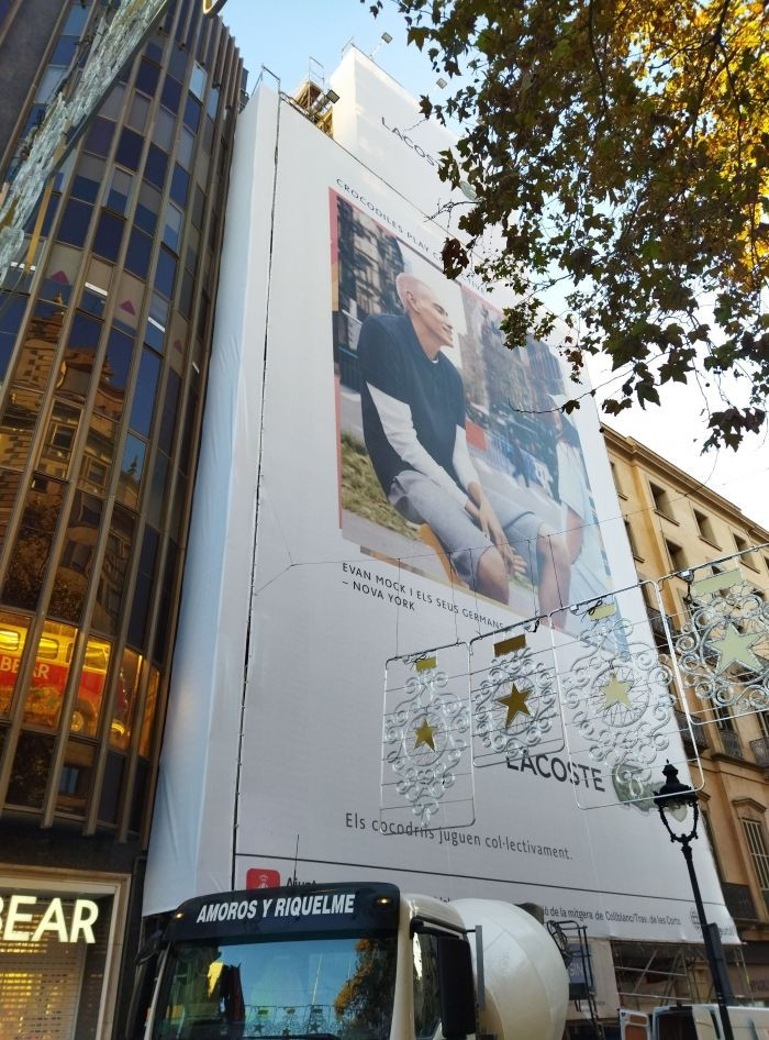 La lona publicitaria de Lacoste en el Portal de l'Àngel / METRÓPOLI - JORDI SUBIRANA