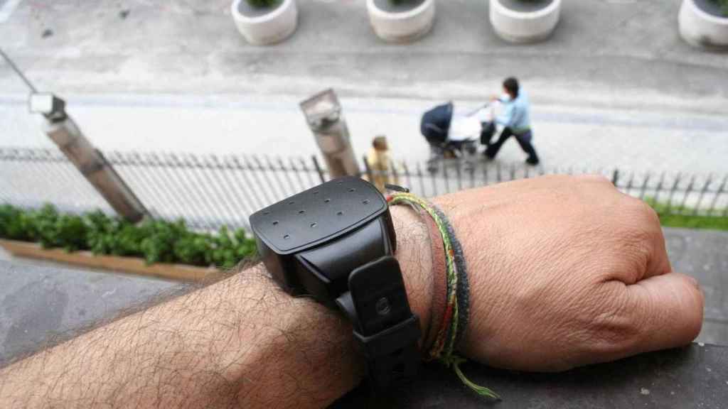 Un hombre lleva un brazalete GPS en una imagen de archivo / EFE