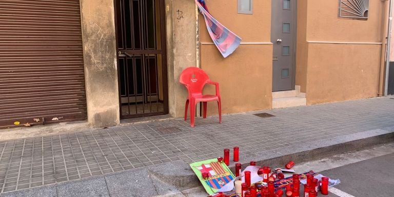 El pequeño altar con el que los vecinos de Sant Adrià homenajean a Valentín / METRÓPOLI