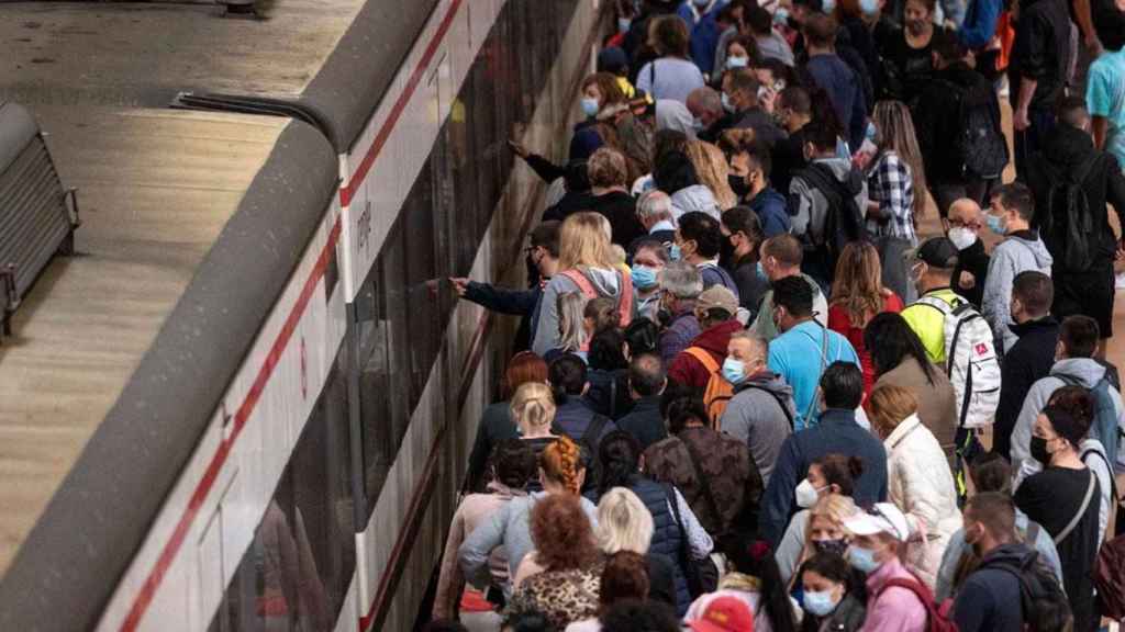 Pasajeros de Rodalies se amontonan en un andén en una jornada de huelga / EUROPA PRESS