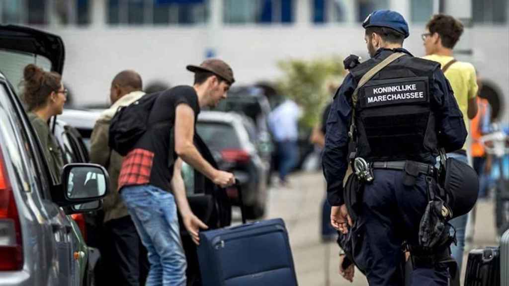 Fuerzas de seguridad en el Aeropuerto de Ámsterdam en una imagen de archivo / EFE