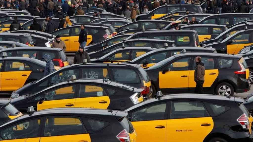 Taxistas durante una protesta en Barcelona / EFE