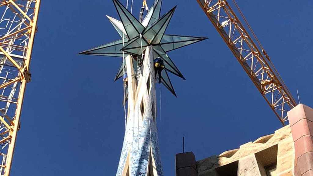 Instalación de la estrella en la torre de la Virgen Maria / SAGRADA FAMILIA