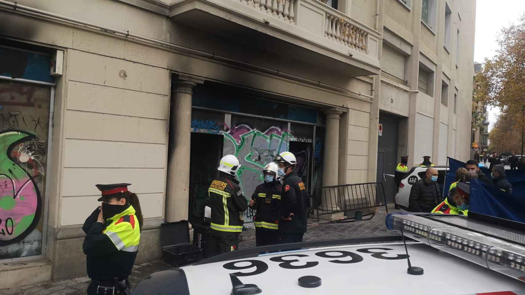 Policías y bomberos esta mañana en el local okupado de la plaza de Tetuán / GUILLEM ANDRÉS