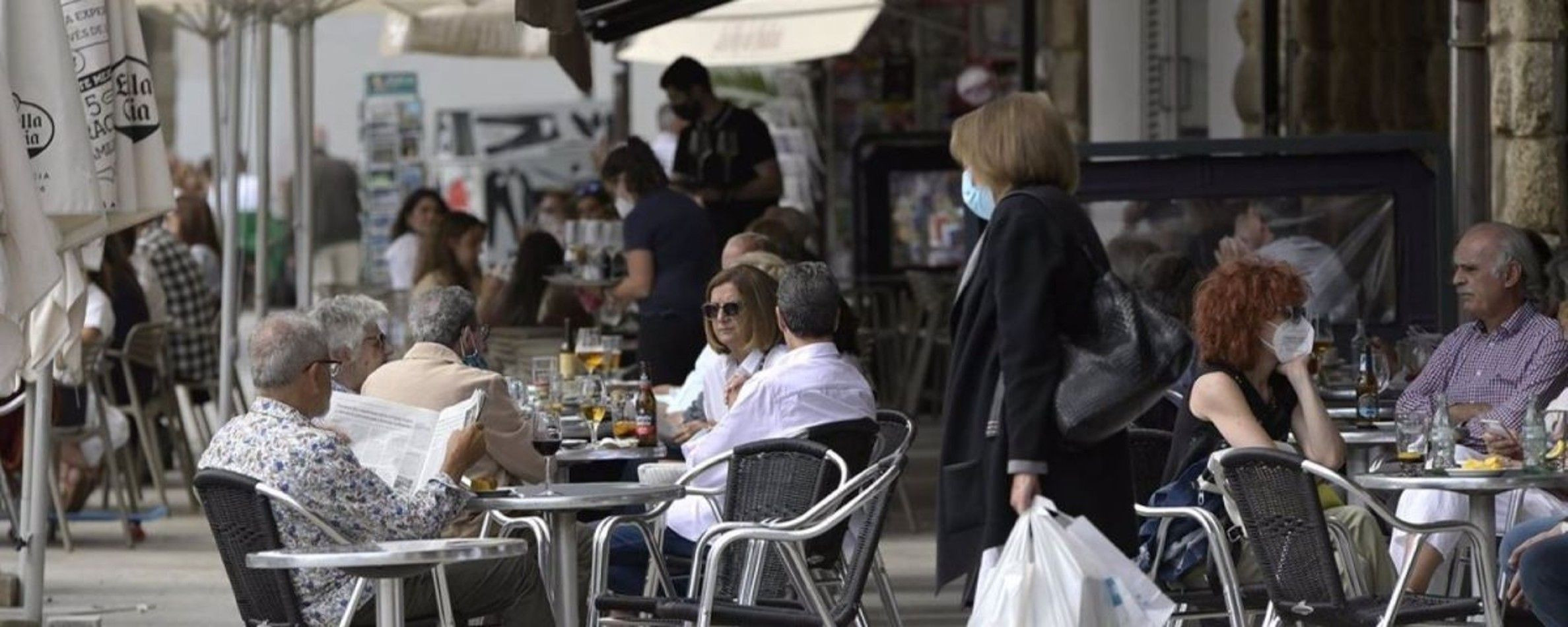 Varias personas en la terraza de un bar en Barcelona / EUROPA PRESS