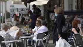 Varias personas en la terraza de un bar en Barcelona / EUROPA PRESS