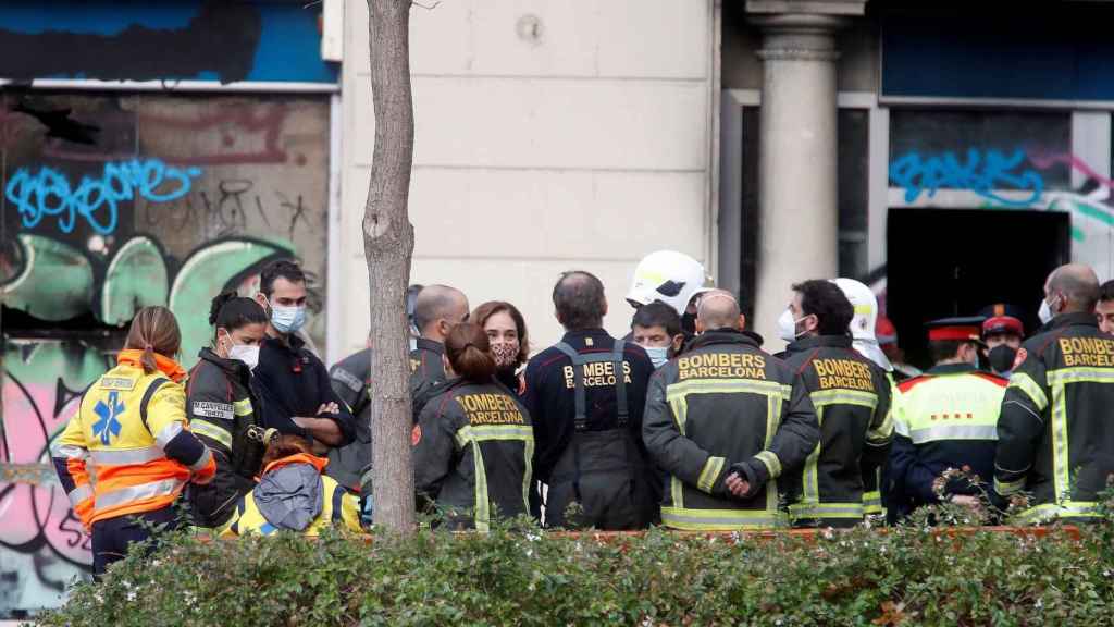 Ada Colau dialoga con responsables de los bomberos tras el incendio mortal en un local 'okupado' de plaza Tetuan / EFE