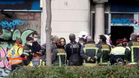 Ada Colau dialoga con responsables de los bomberos tras el incendio mortal en un local 'okupado' de plaza Tetuan / EFE