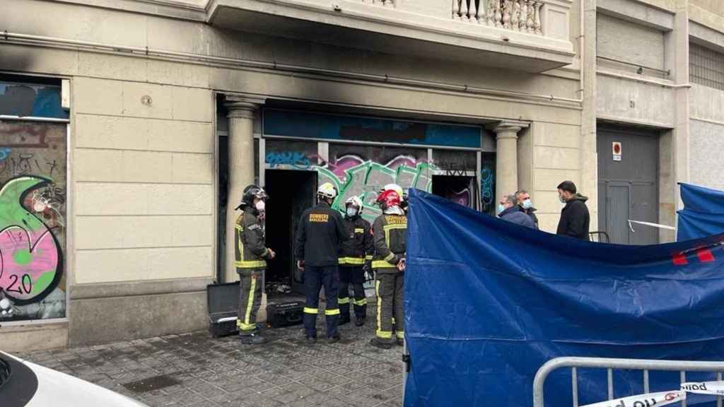 Bomberos de Barcelona en el incendio del local de la plaza de Tetuan / EUROPA PRESS