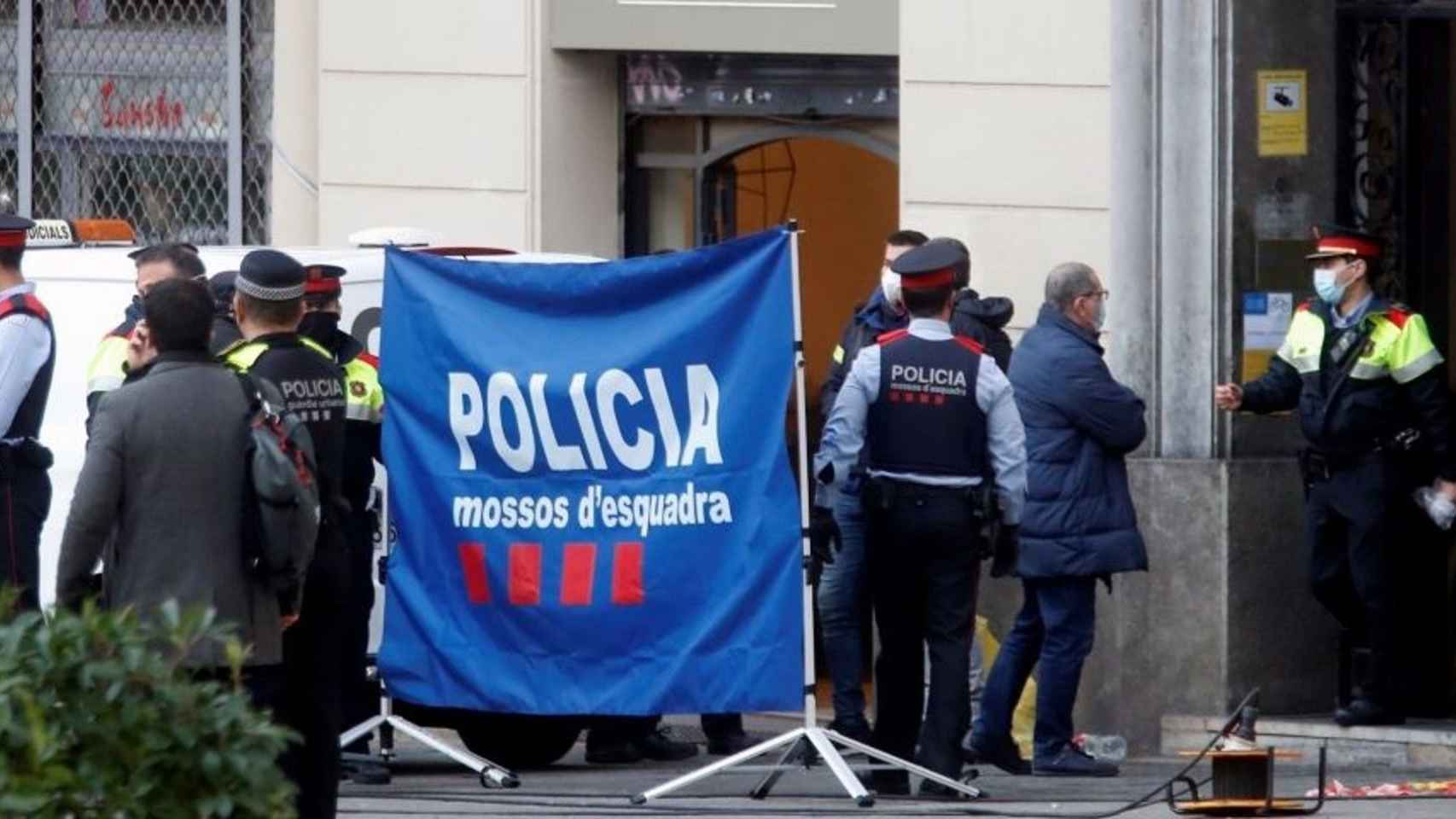 Agentes de los Mossos d'Esquadra a las puertas del local okupado / EFE