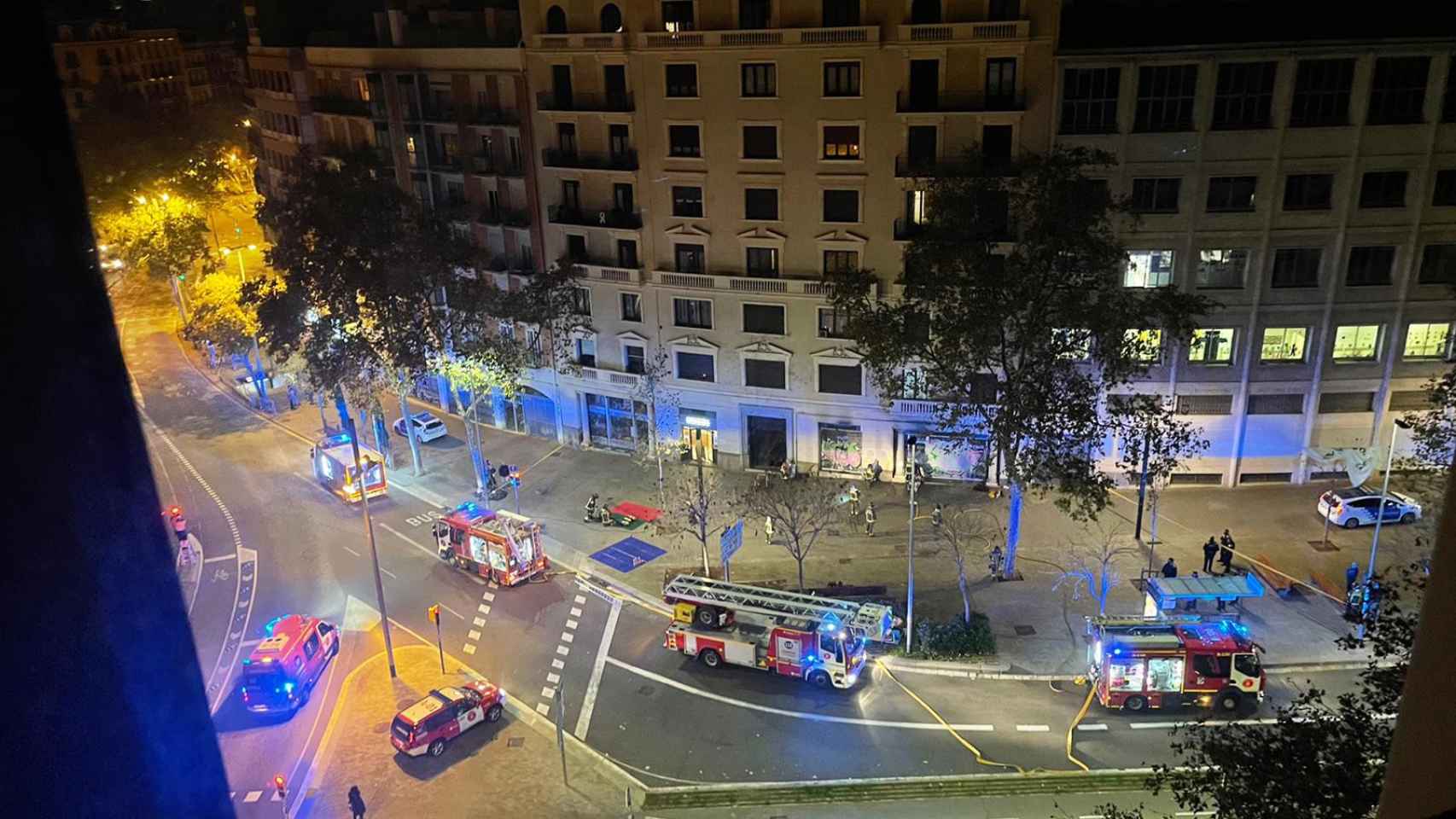 Vehículos de bomberos y de Mossos, esta madrugada en Tetuan / CEDIDA