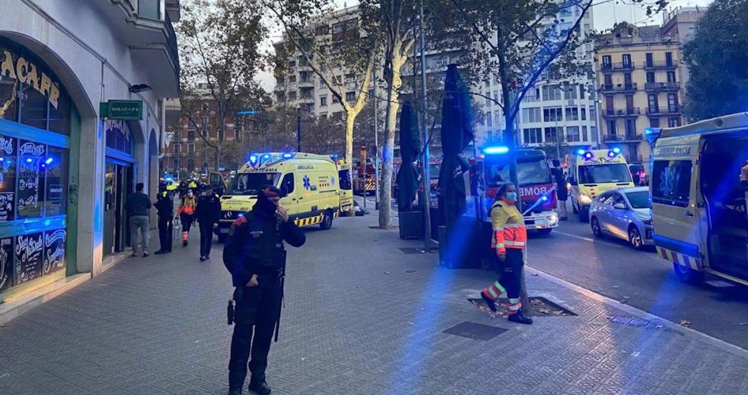 Ambulancias y dotaciones de bomberos en la plaza Tetuan de Barcelona / CRÓNICA GLOBAL