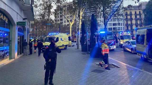 Ambulancias y dotaciones de bomberos en la plaza Tetuan de Barcelona, tras el incendio mortal en un local 'okupado' / CRÓNICA GLOBAL