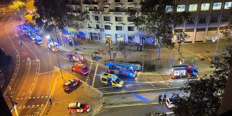 Bomberos, policías y ambulancias acuden al incendio en la plaza de Tetuan / CEDIDA