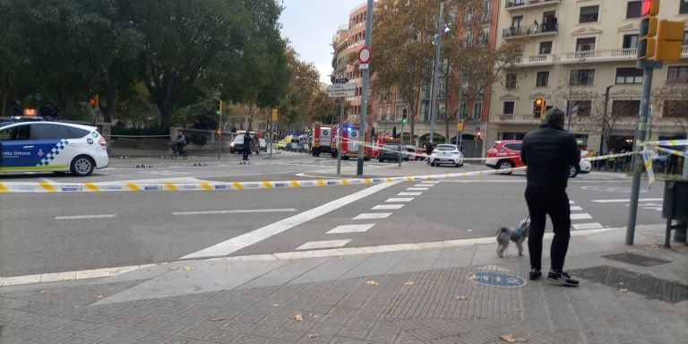 Plaza Tetuan acordonada y varias dotaciones de bomberos frente al local incendiado / METRÓPOLI