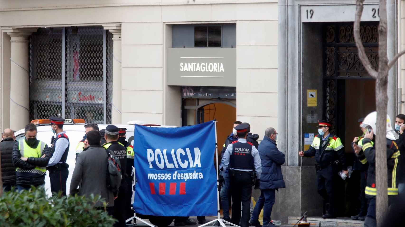 Presencia policial en la plaza Tetuan tras el incendio durante la mañana de este martes / EFE