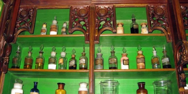 Interior de la farmacia Flores, ubicada en la calle de València de Barcelona