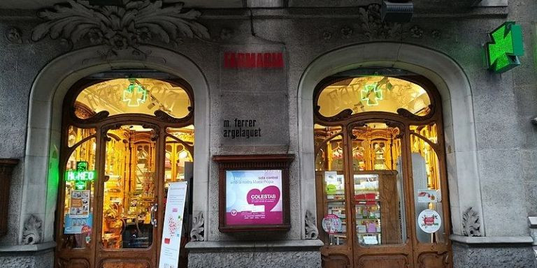 Exterior de la histórica Farmacia Ferrer Argelaguet, ubicada en Roger de Llúria