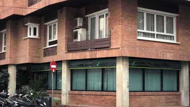 Oficina de la Tesorería de la Seguridad Social 'okupada' por una familia, en la calle Reus de Barcelona / MA