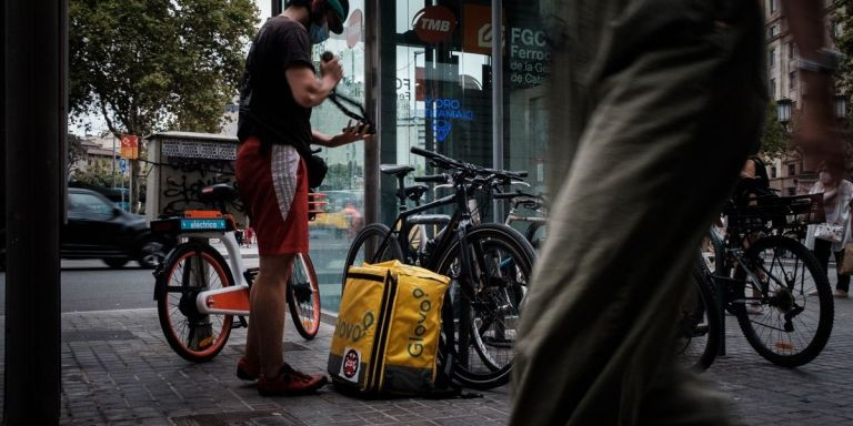 Javier, rider de Glovo después de recoger un pedido en McDonald's / PABLO MIRANZO