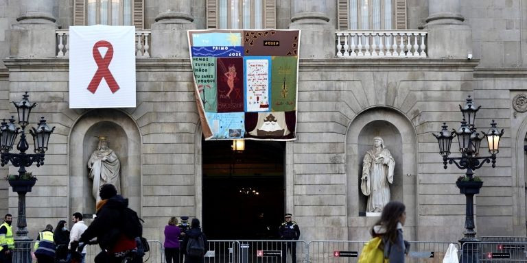 Un lazo rojo luce en otro balcón del consistorio / AYUNTAMIENTO DE BARCELONA