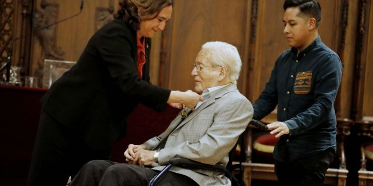 Colau coloca la Medalla de Oro de Barcelona a Bohigas / AJ BCN