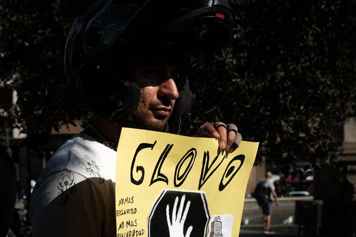 Un 'rider' durante una protesta por sus derechos / PABLO MIRANZO