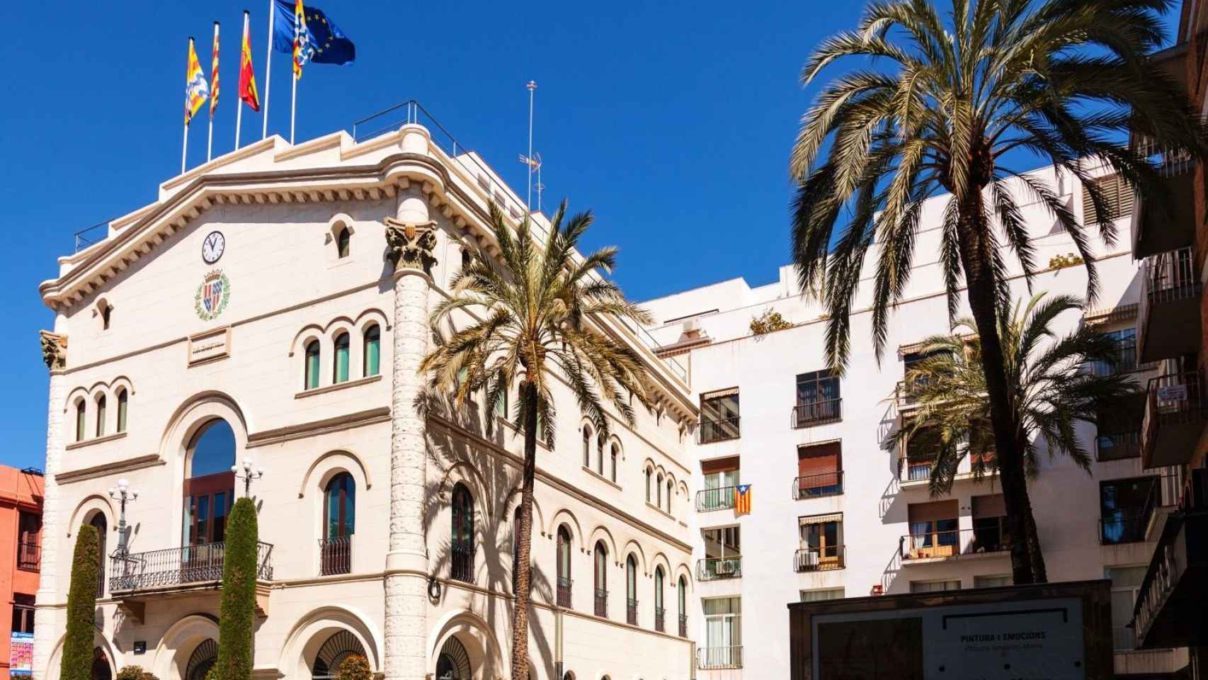 El antiguo y emblemático Ayuntamiento de Badalona, en la plaza de la Vila / AYUNTAMIENTO BADALONA