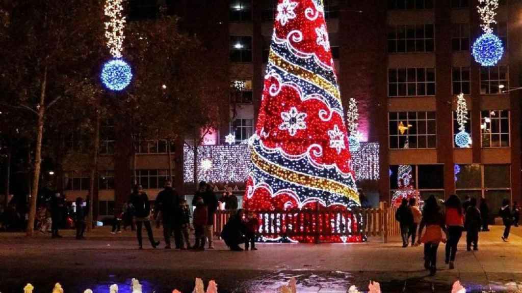 El árbol de Navidad del año pasado en la plaza de la Vila de Sant Adrià / ALICIA CORPAS