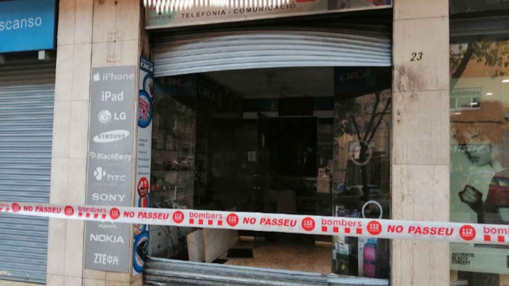 Así ha quedado la tienda de telefonía de Mataró tras la explosión que ha provocado dos heridos este miércoles / BOMBERS DE LA GENERALITAT