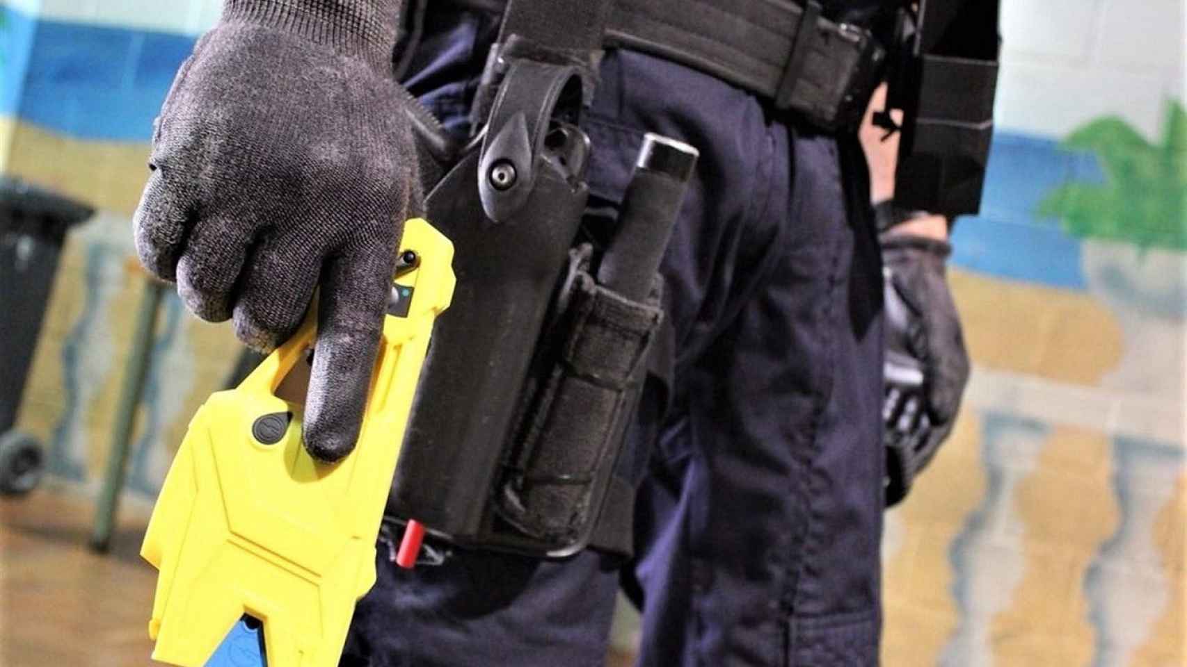 Un agente de los Mossos d'Esquadra con una pistola eléctrica Taser / EP