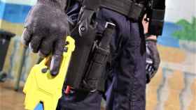 Un agente de los Mossos d'Esquadra con una pistola eléctrica Taser / EP