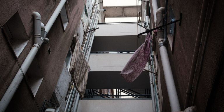 El interior de un patio de luces de un edificio de Sant Roc / PABLO MIRANZO