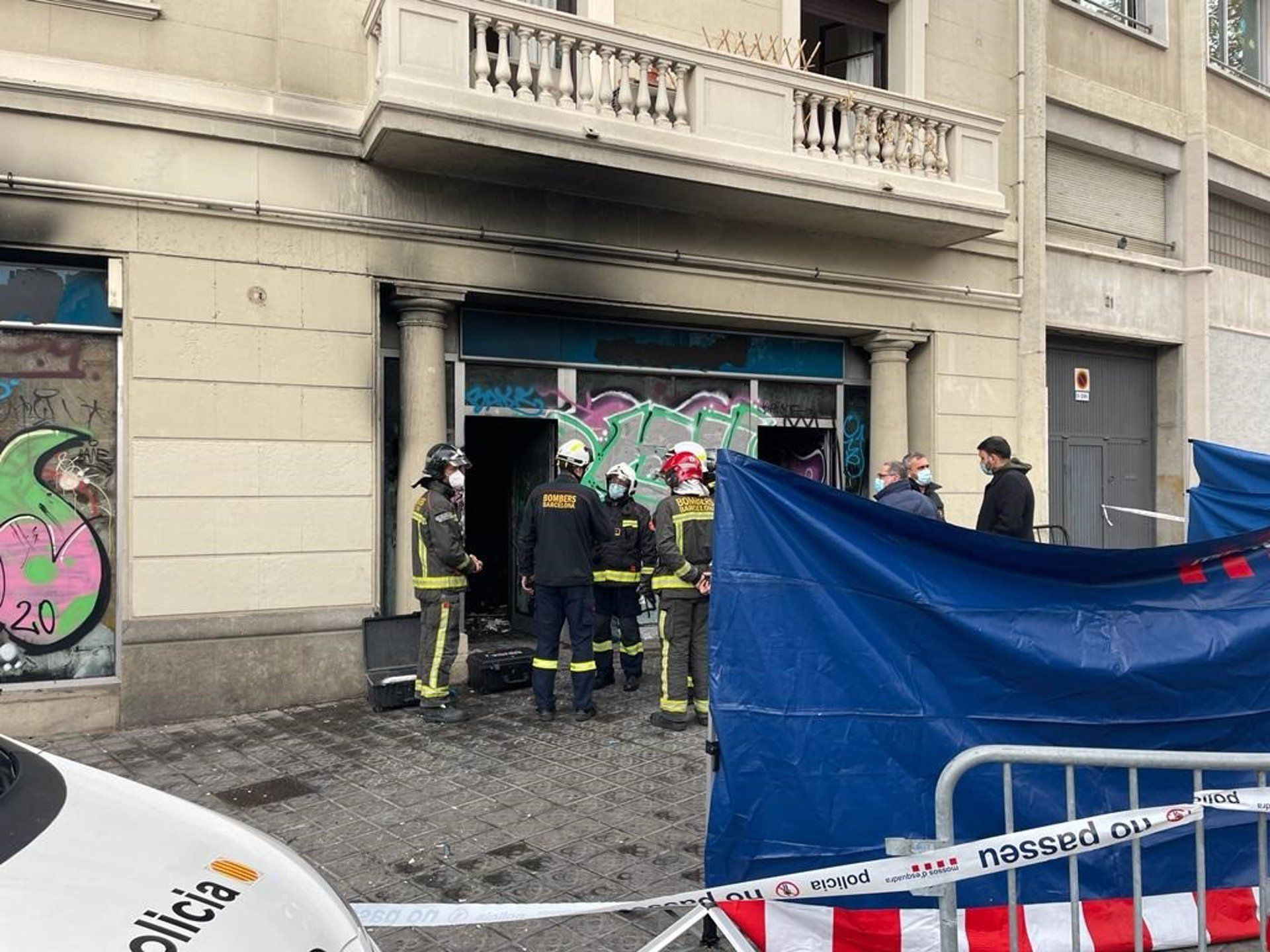 Bombers trabajando en el incendio de la plaza Tetuan de Barcelona / EUROPA PRESS