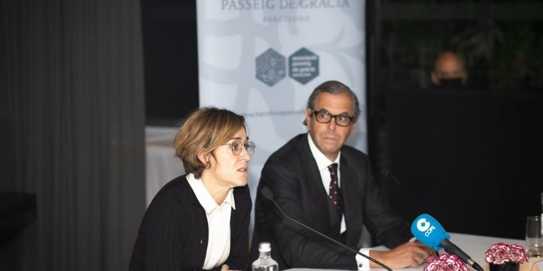 Marta Torras y Lluís Sans explicando la agenda de actividades de Navidad del paseo de Gràcia / CEDIDA