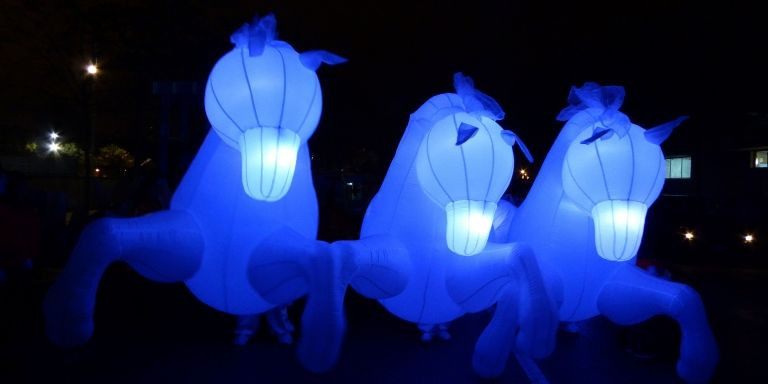 Caballos de Lux Equorum que iluminarán el paseo de Gràcia con su pasacalles por Navidad / CEDIDA