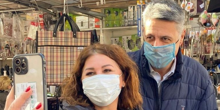 El exalcalde Albiol se fotografía con una vecina de Badalona / INSTAGRAM