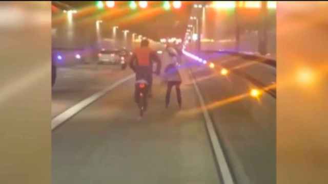 Patinadores circulando de forma temeraria por el túnel de Glòries / INSTAGRAM - @informer.motor