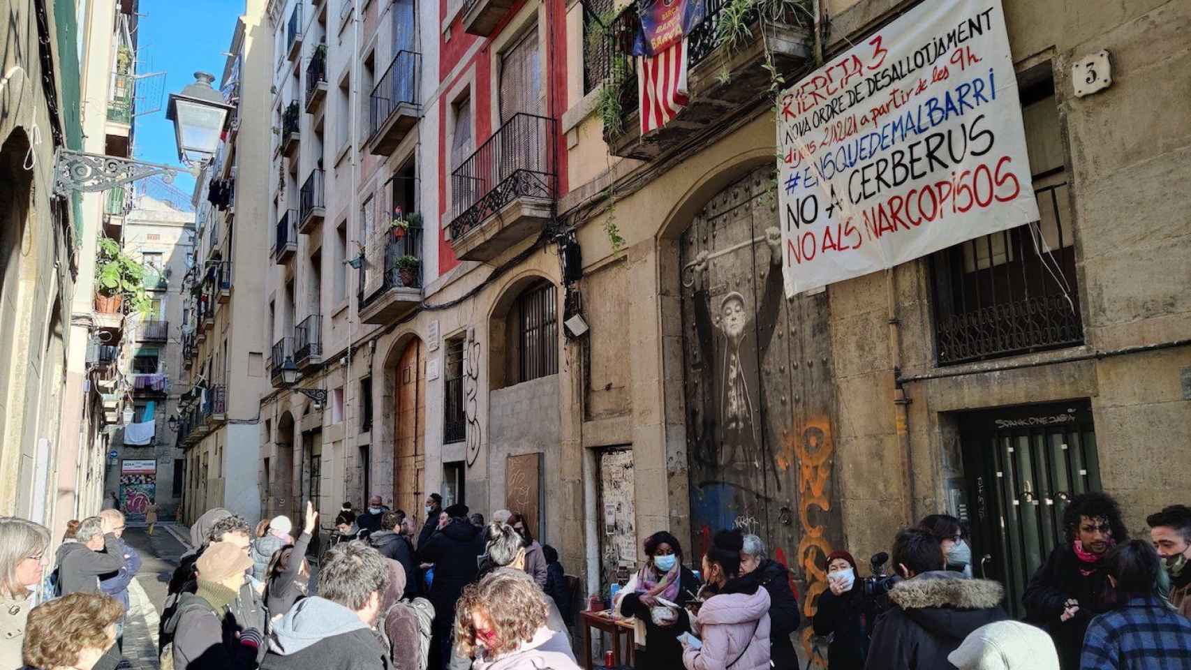 Desalojo del antiguo narcopiso del Raval de la calle de la Riereta / TWITTER - @el_lokal