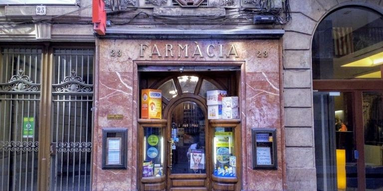 Exterior de la farmacia Mas Docampo, una de las más antiguas de la ciudad