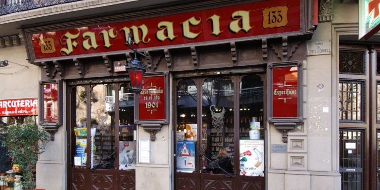 Exterior de la Farmacia Madroñal, una de las más antiguas de Barcelona