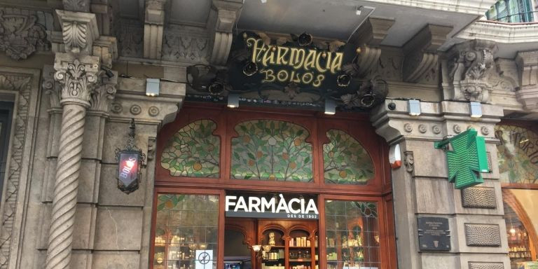 Exterior de la farmacia Bolós de Barcelona