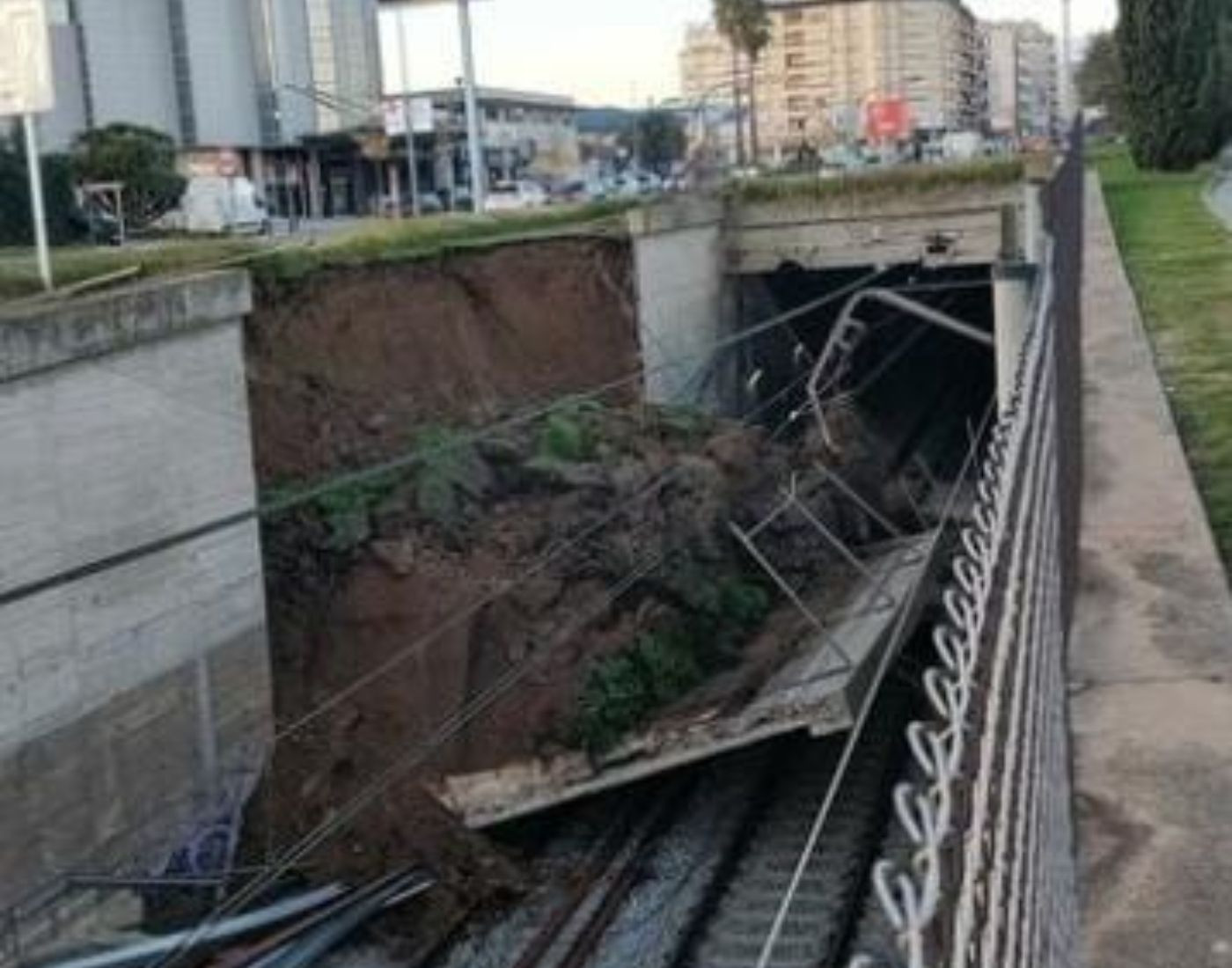 Estado de la vía de los Ferrocarrils de Terrassa tras el deslizamiento de tierra / @ferroenlucha