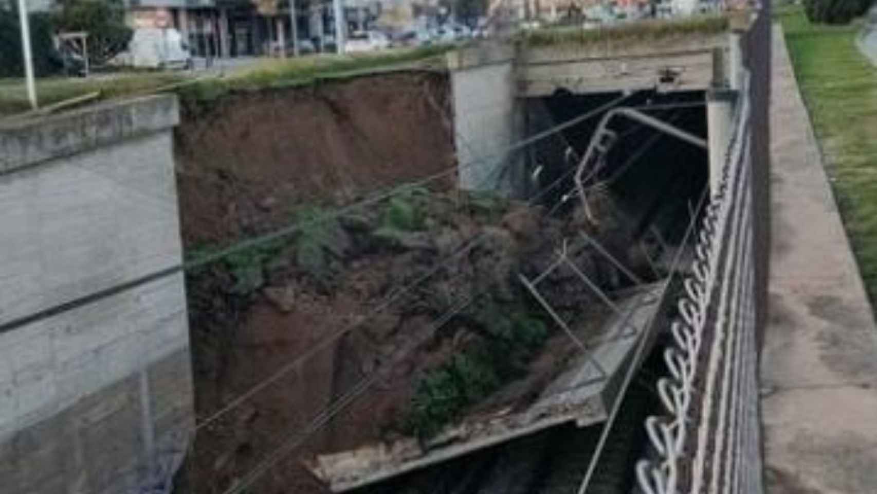 Estado de la vía de los Ferrocarrils tras el deslizamiento de tierra / @ferroenlucha