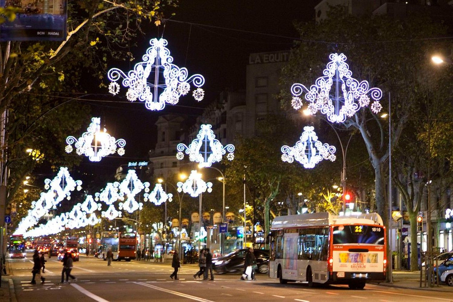 Un bus circula en Barcelona durante la campaña de Navidad / AJ BCN