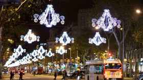 Un bus circula en Barcelona durante la campaña de Navidad / AJ BCN