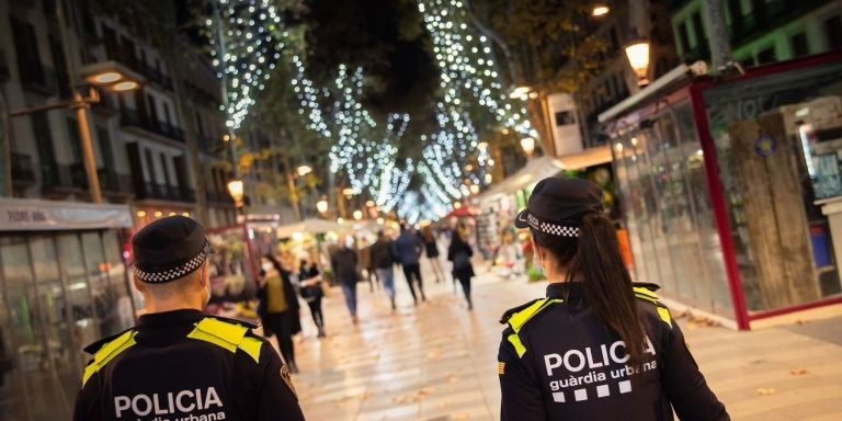 Agentes de la Guardia Urbana en la Rambla de Barcelona durante la campaña de Navidad / GUARDIA URBANA