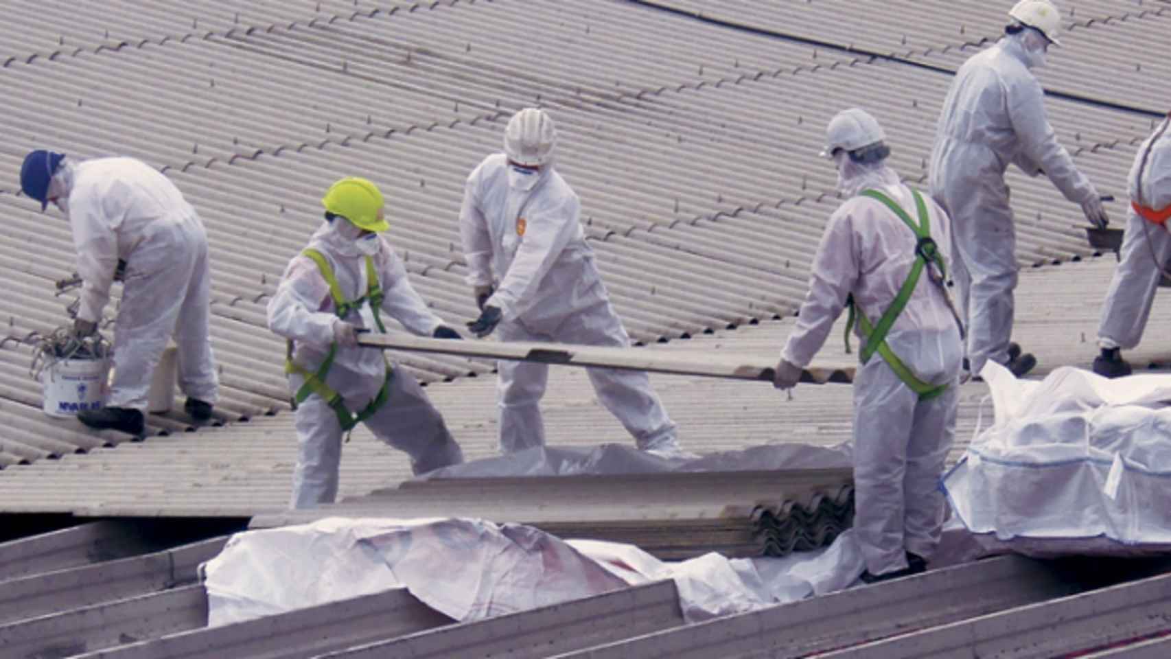 Trabajadores realizan trabajos de desamiantado, una reivindicación de los vecinos del Camp de l'Arpa del Clot / COVER